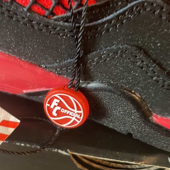 Jordan four retros kids size 13 1/2 black and red - Picture 3 of 9